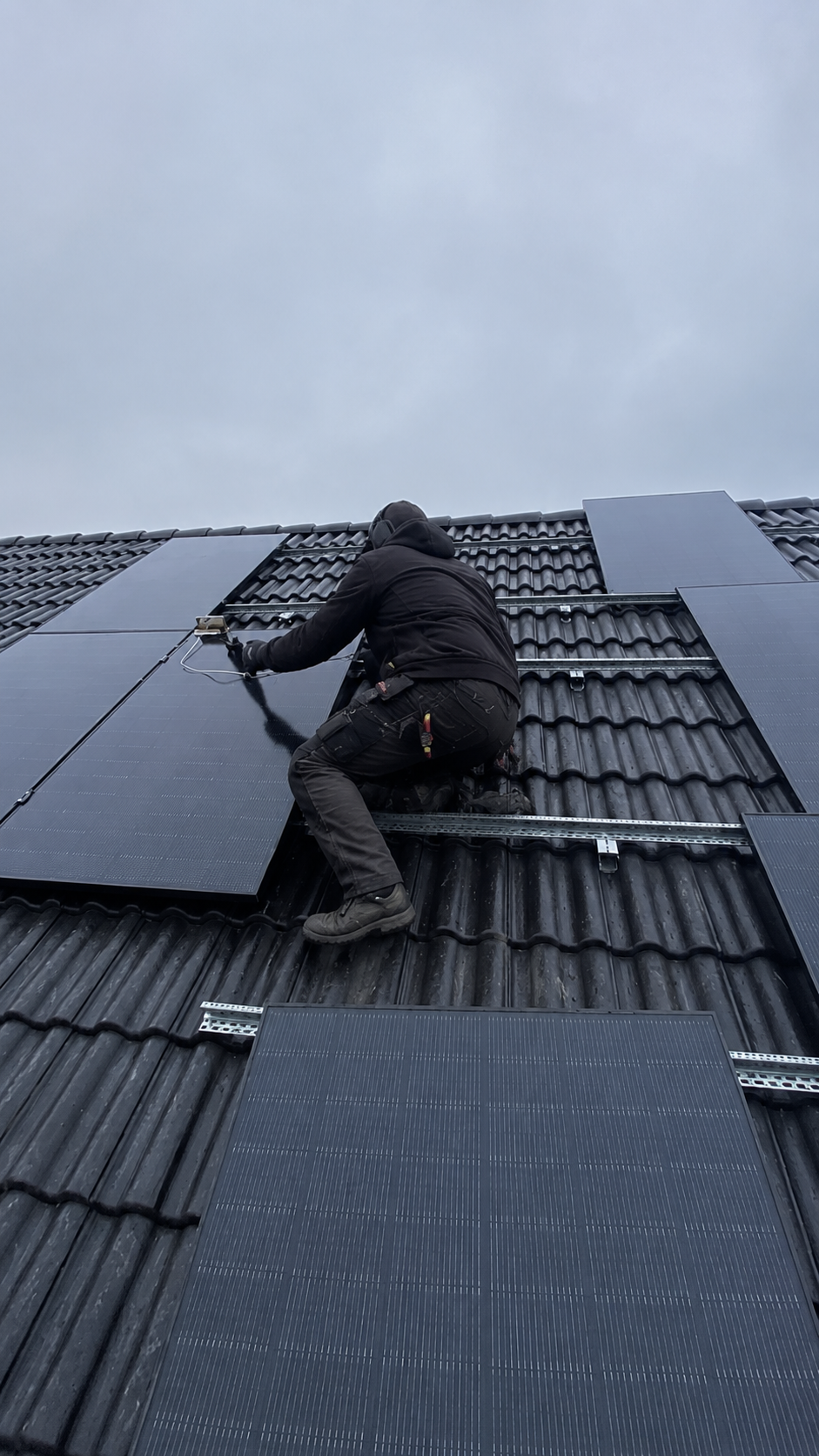 Pamje ilustruese e montimit profesional të paneleve solare